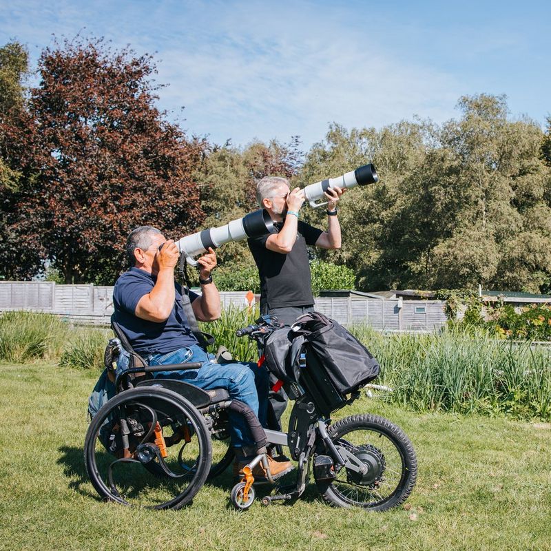 Canon RF 200-800mm F6.3-9 IS USM -objektiivi Henkilöt ottavat valokuvia kameralla tuote avattuna ja jalusta kiinnitettynä