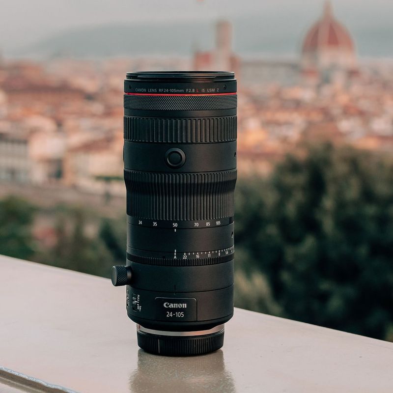 Canon RF 24-105mm F2.8L IS USM Z Objektiv Produkt draußen auf einem Sims