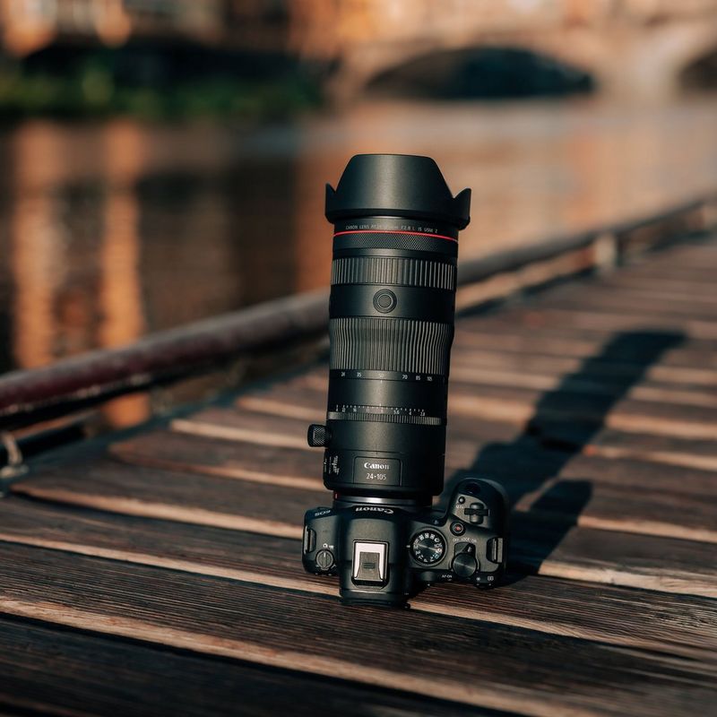 Canon RF 24-105mm F2.8L IS USM Z Objektiv Produkt mit Streulichtblende, das an einer Kamera angebracht ist und sich auf einer Brücke befindet