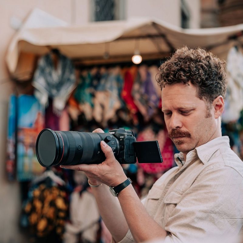 Canon RF 24-105mm F2.8L IS USM Z Objektiv Eine Person, die sich Bilder ansieht, die mit einer Kamera aufgenommen wurden, an der das Produkt angebracht ist