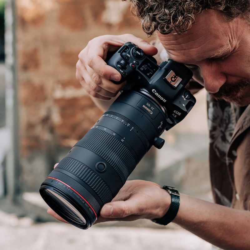 Canon RF 24-105mm F2.8L IS USM Z Objektiv Person, die Aufnahmen vom Objekt mit dem Produkt macht