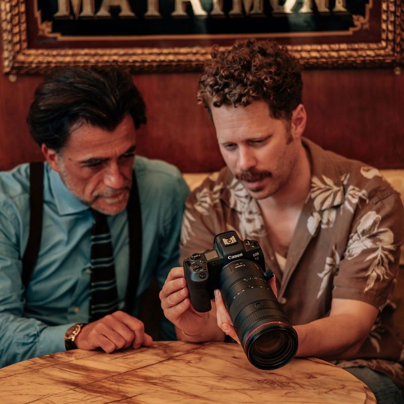 Canon RF 24-105mm F2.8L IS USM Z Objektiv Eine Person, die Fotos mithilfe des Produkts zeigt