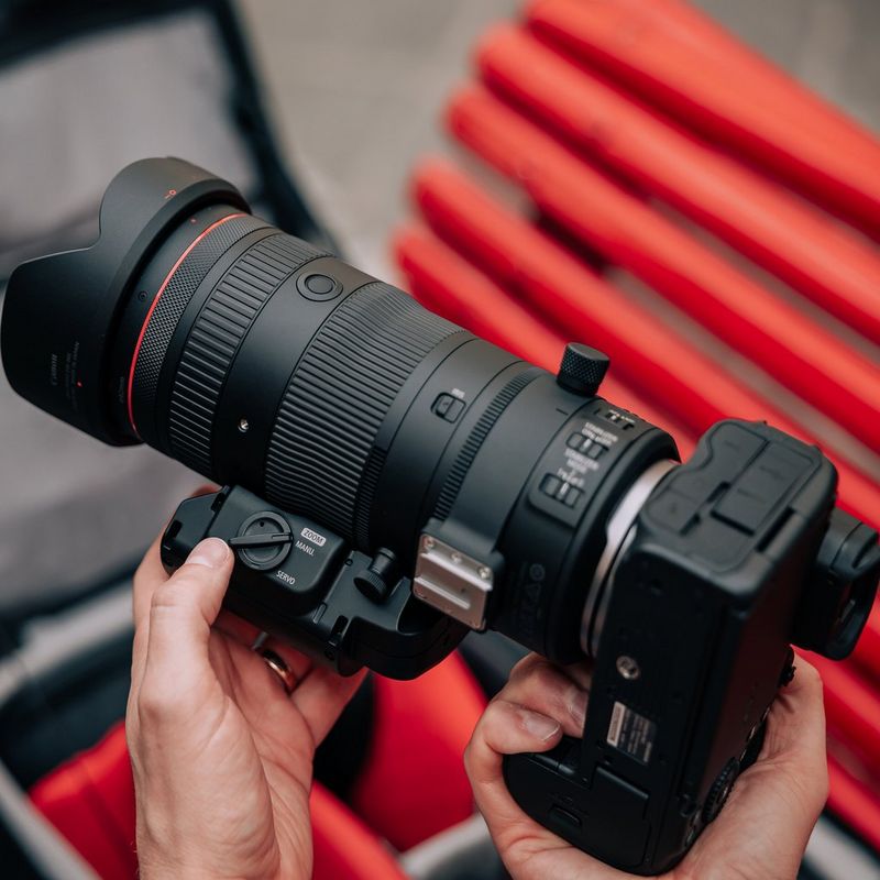 Adaptador de zoom motorizado Canon PZ-E2 Hombre utilizando el producto acoplado a un objetivo