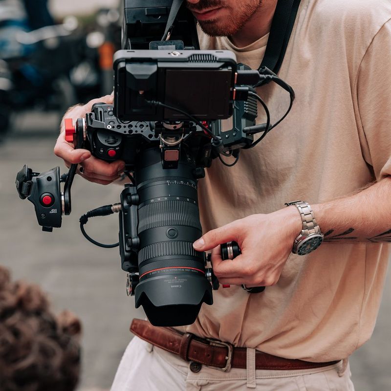 Adapter zaawansowanego zoomu Canon PZ-E2B Mężczyzna używa aparatu, a produkt jest zamocowany na obiektywie