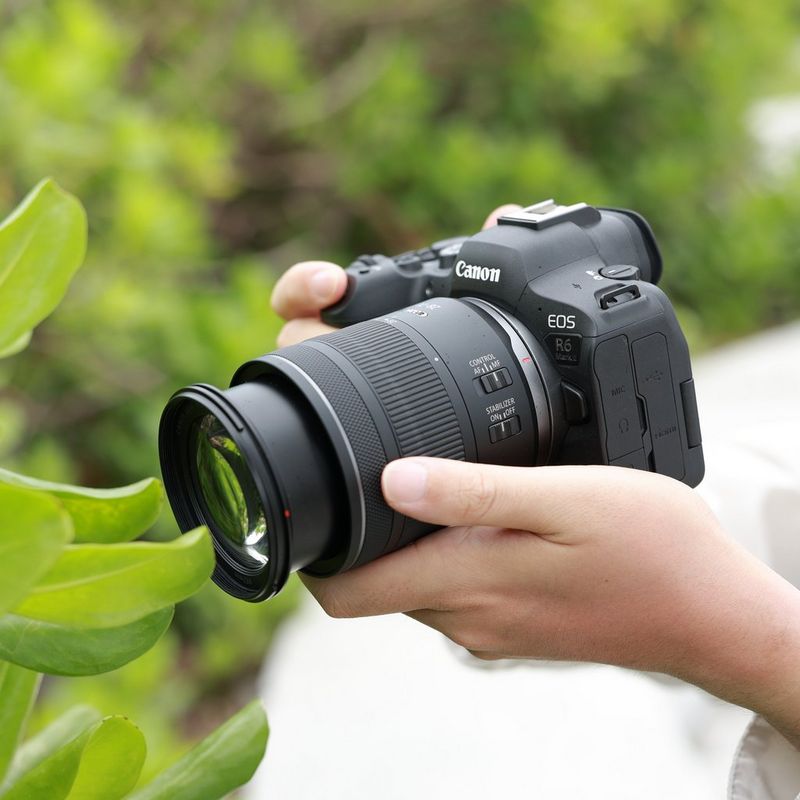 Canon RF 28-70mm F2.8 IS STM Lens Hand-holding the camera