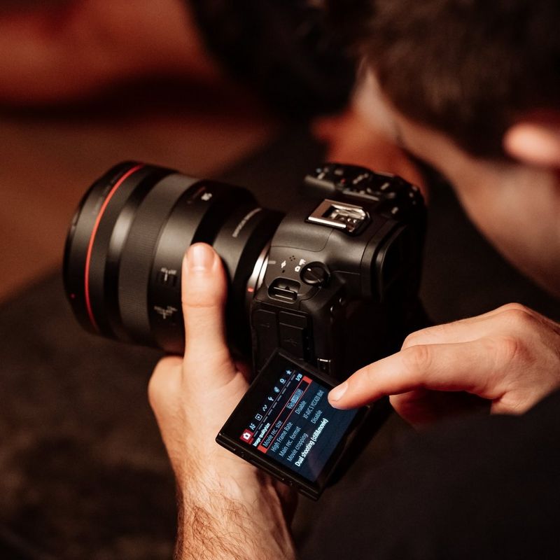 Canon EOS R5 Mark II spiegelloses Kameragehäuse Mann, der den Kamerabildschirm bedient