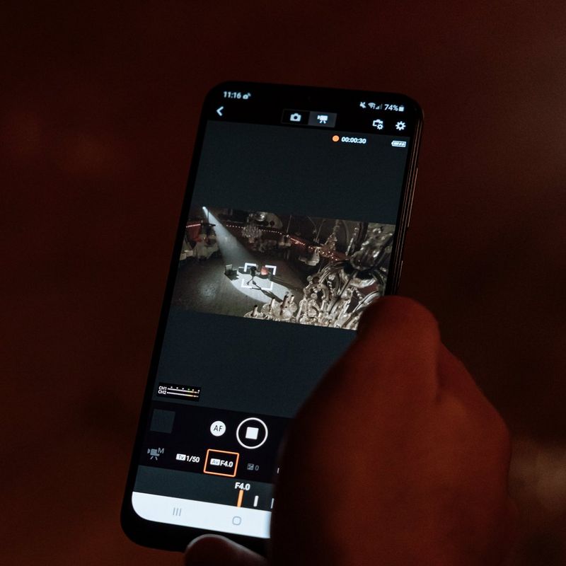 Canon EOS R5 Mark II spiegelloses Kameragehäuse Mann, der ein Smartphone bedient