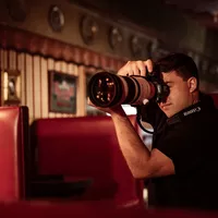 Korpus aparatu bezlusterkowego Canon EOS R5 Mark II Mężczyzna robi zdjęcie w studiu