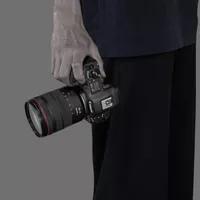 Canon EOS R5 Mark II spiegellose Kamera und RF 24-105mm F4 L IS USM Objektiv Mann, der eine Kamera mit Objektiv hält