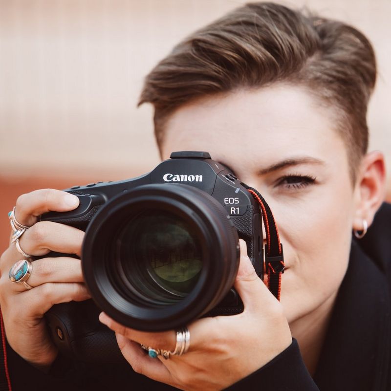 Canon EOS R1 spiegelloses Kameragehäuse Frauen knipsen ein Foto
