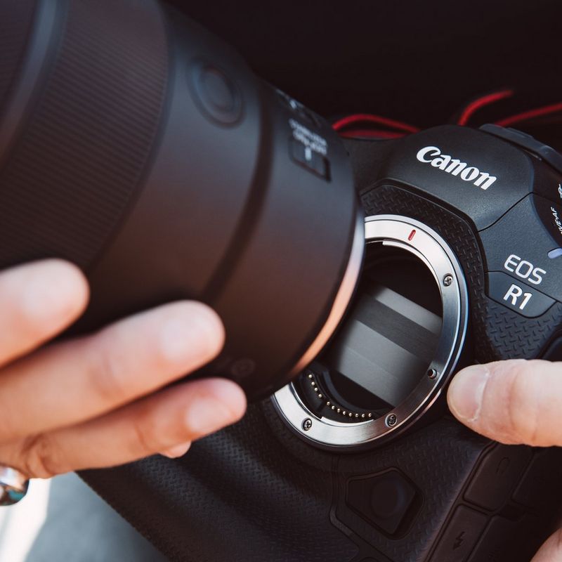 Canon EOS R1 spiegelloses Kameragehäuse Ein Objektiv, das an der Kamera angebracht wird