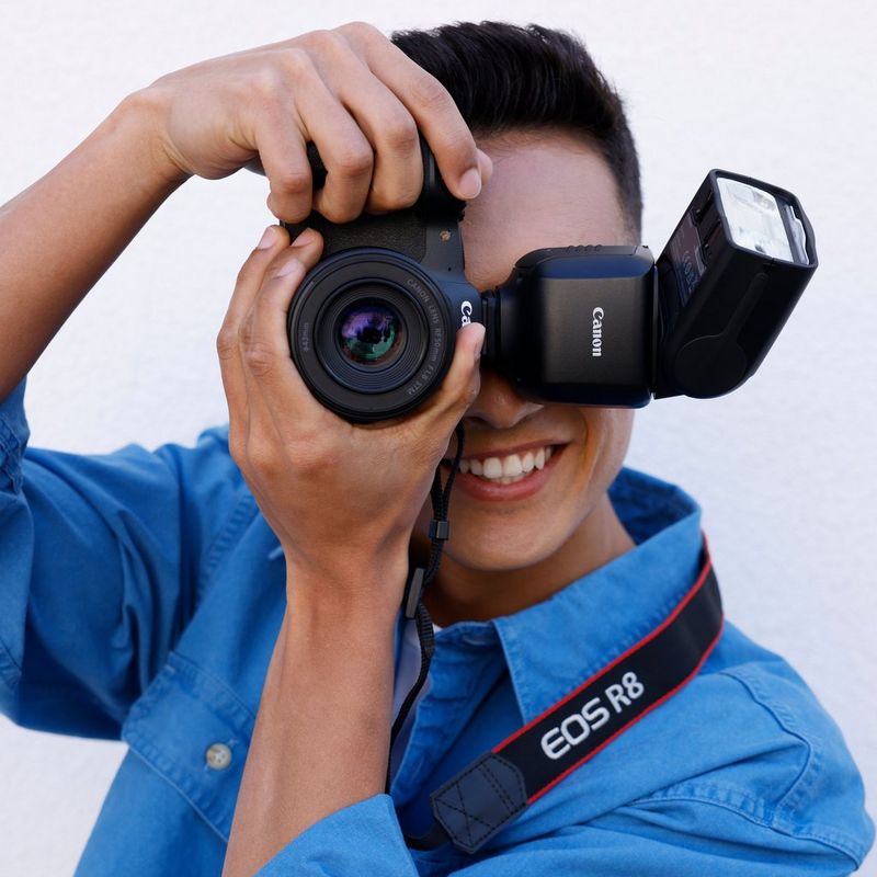 Canon Speedlite EL-10 -salamalaite  Mies ottamassa kuvaa