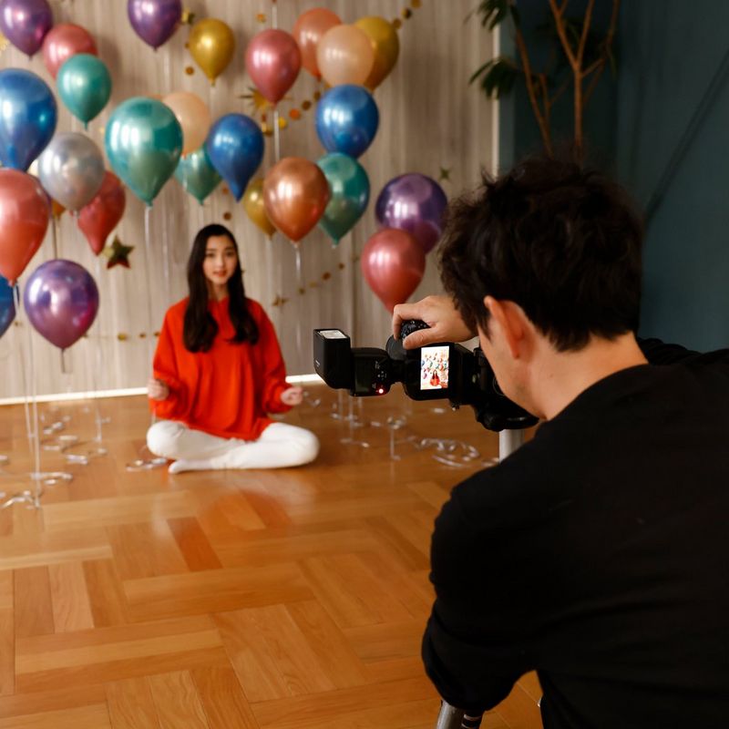 Canon Speedlite EL-10 -salamalaite  Mies ottamassa kuvaa naisesta