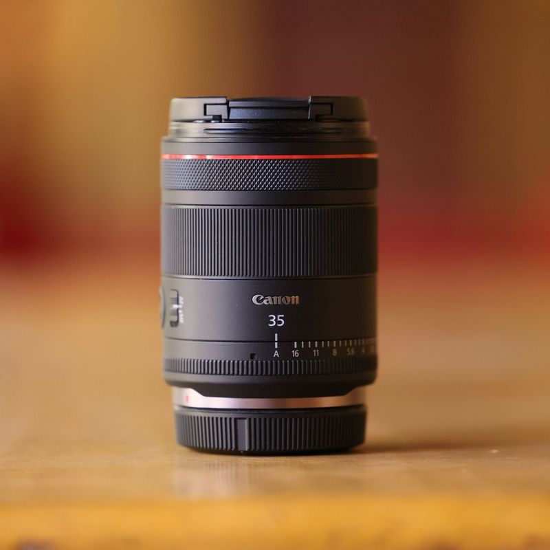 Objectif Canon RF 35mm F1.4L VCM Objectif posé sur une table en bois