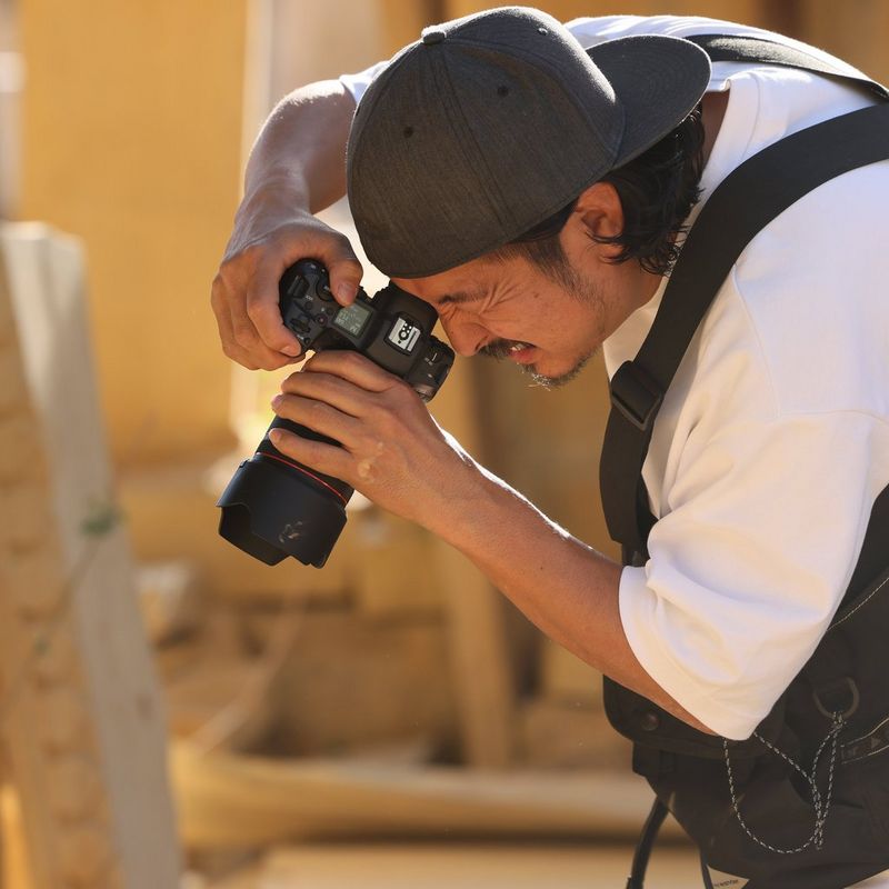 Objectif Canon RF 35mm F1.4L VCM Homme prenant une photo