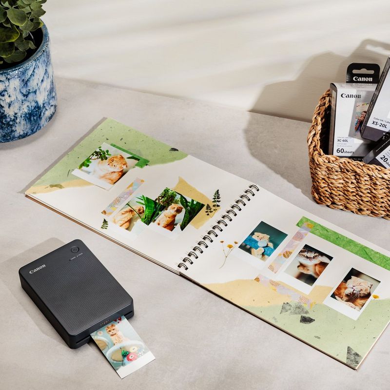 Kannettava ja langaton Canon SELPHY SQUARE QX10 -värivalokuvatulostin, tummanharmaa  Tuote pöydällä