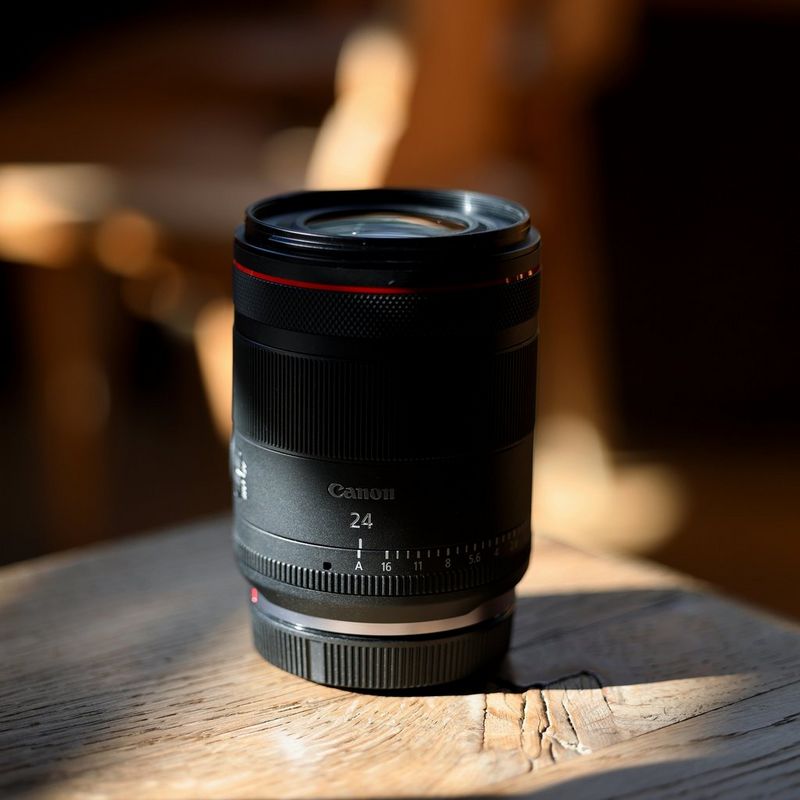 Objectif Canon RF 24mm F1.4L VCM Produit avec bouchon d'objectif posé sur une table
