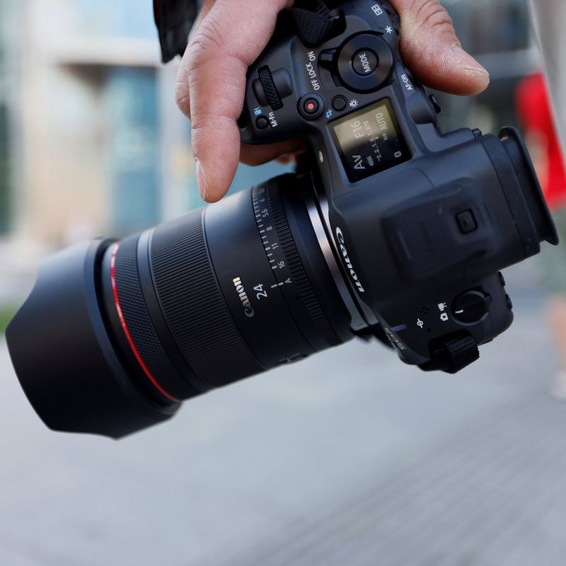 Objectif Canon RF 24mm F1.4L VCM Produit tenu par un homme