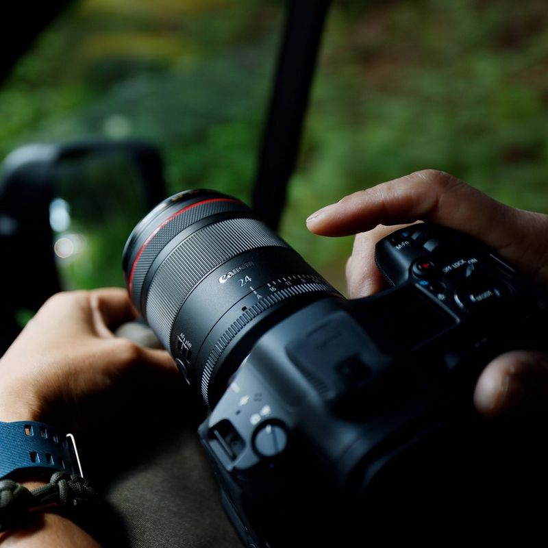 Objectif Canon RF 24mm F1.4L VCM Homme prenant une photo depuis une voiture