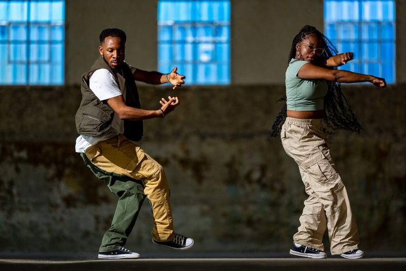 Two urban dancers photographed mid-routine by David Newton lit by a single Speedlite EL-5 - frame 7 of a sequence of 8 frames. © David Newton