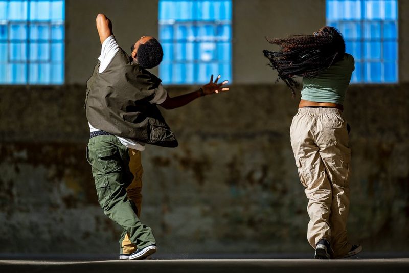 Two urban dancers photographed mid-routine by David Newton lit by a single Speedlite EL-5 - frame 8 of a sequence of 8 frames. © David Newton