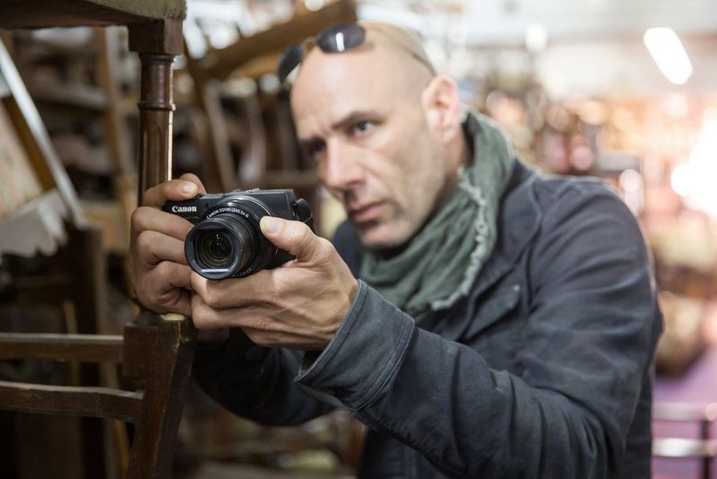Canon PowerShot G1 X Mark II Mann beim Aufnehmen eines Fotos