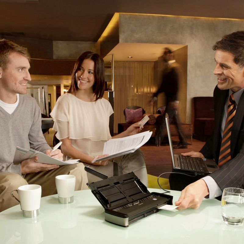 Scanner de documents portable Canon imageFORMULA P-215II Produits 3 personnes utilisant le scanner