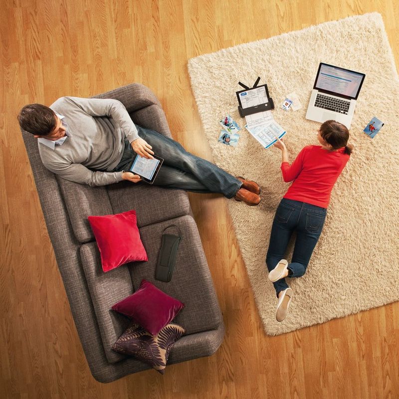 Scanner de documents portable Canon imageFORMULA P-215II Produits 2 personnes utilisant le scanner à domicile