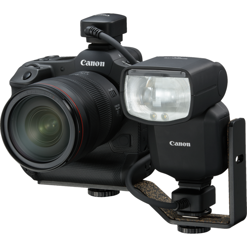 Adaptateur sabot connecté à l'appareil photo et au flash