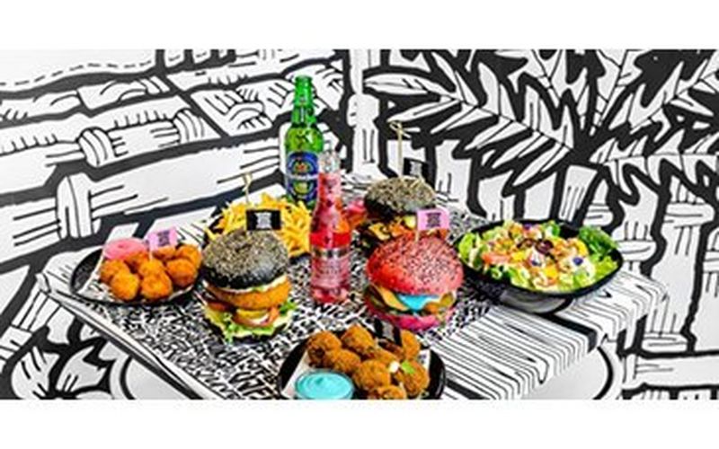 La cadena Vegan Junk Food Bar crea el primer restaurante 2D con la tecnología UVGel de Canon