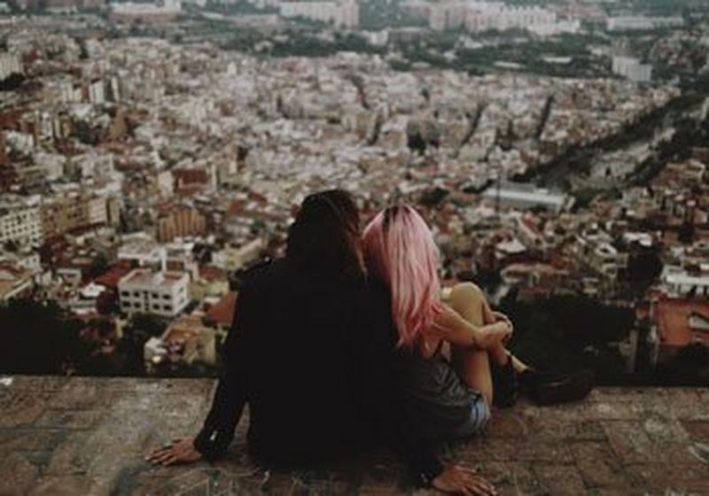 A couple overlooking the city. (© Julia and Gil)