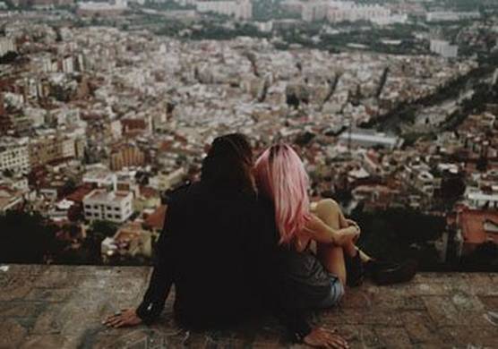 A couple overlooking the city. (© Julia and Gil)