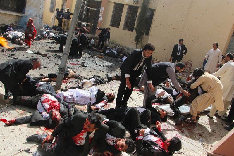 Survivors and onlookers help those injured in a suicide bomb attack at the Civil Hospital in Quetta, Balochistan, Pakistan, 8 August, 2016.