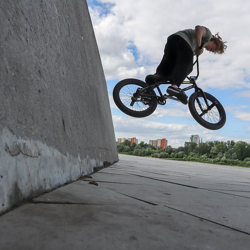 EOS M6 Mark II sample bmx jump off wall