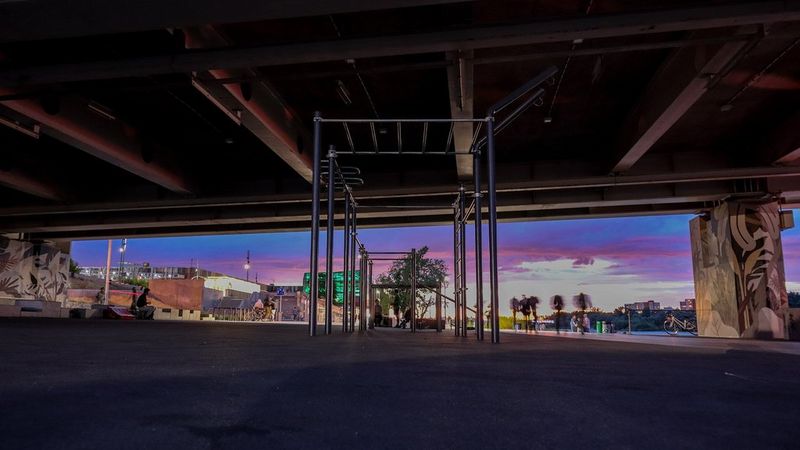 EOS M6 Mark II sample skate park climbing frame