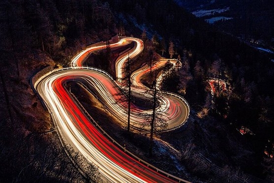 Mountain-Pass-Road-Curves-at-Night_556x371