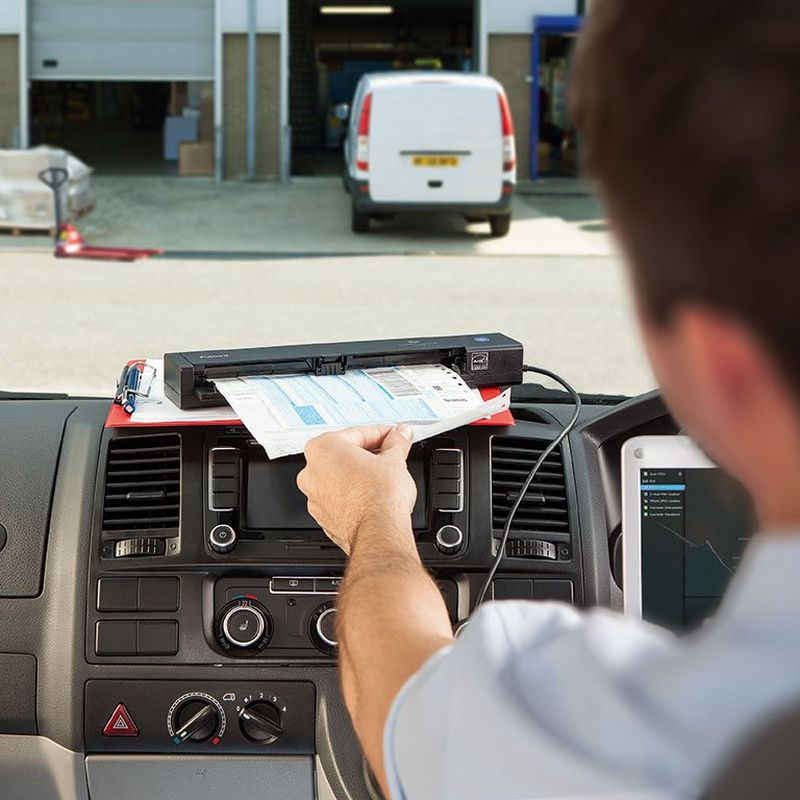 Scanner documenti portatile Canon imageFORMULA P-208II Prodotto Scanner in uso in un'automobile
