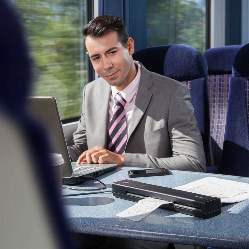 Scanner documenti portatile Canon imageFORMULA P-208II Prodotto Persona che utilizza il prodotto su un treno in movimento