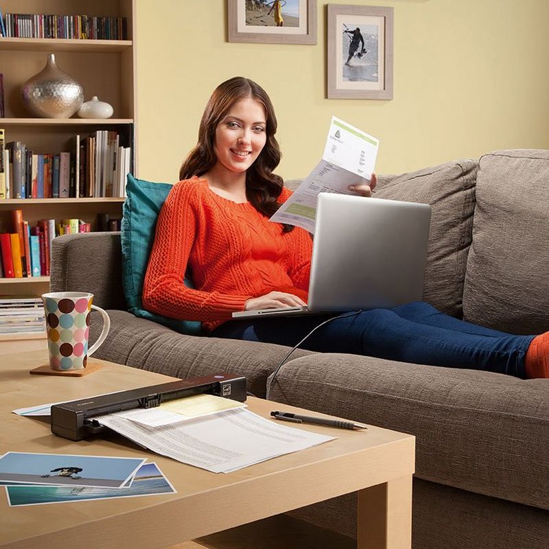 Scanner documenti portatile Canon imageFORMULA P-208II Prodotto Donne che utilizzano lo scanner sedute su un divano