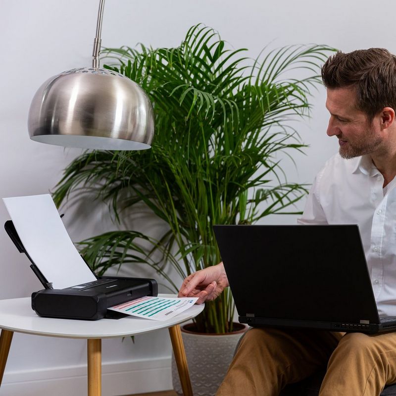 Canon PIXMA TR150 mobiler Tintenstrahldrucker Produkt Vorderansicht mit einer Person, die von einem Laptop aus druckt