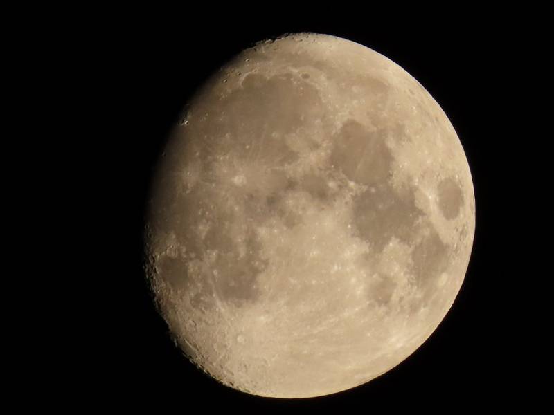 Viaggia fino alla luna con un teleobiettivo zoom.