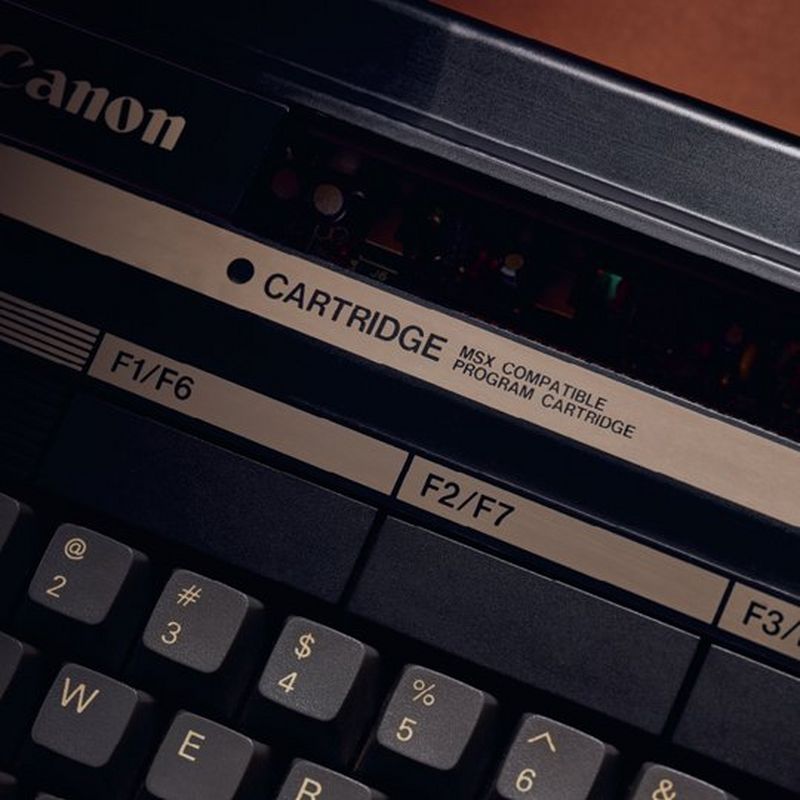 Un primer plano de la computadora doméstica Canon V-20, que muestra el logotipo de Canon, el texto 'CARTUCHO DE PROGRAMA COMPATIBLE CON MSX' y las teclas F.