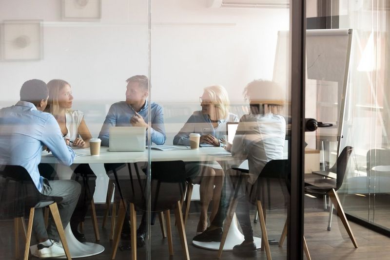 People discussing IT, Cloud & Technology to create a more efficient business.