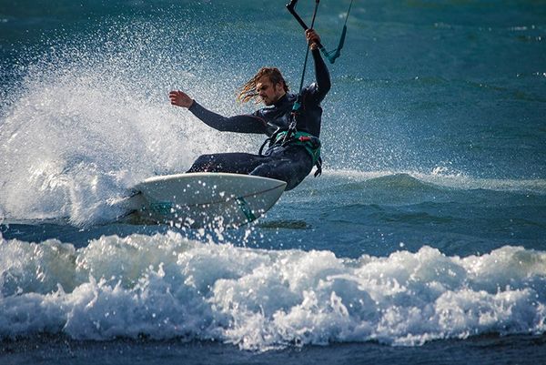 parasailor splashes water