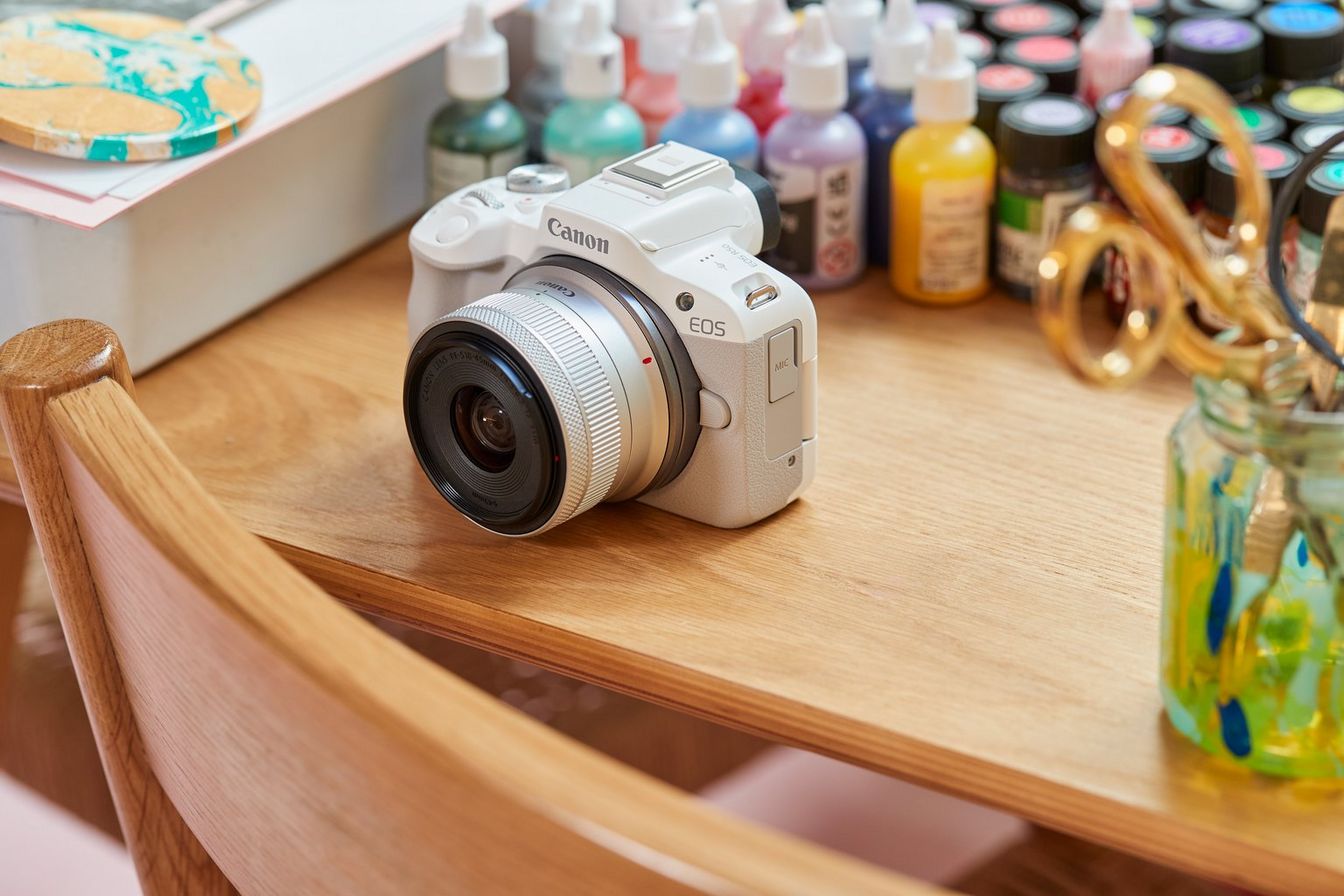 كاميرا EOS R50 من Canon