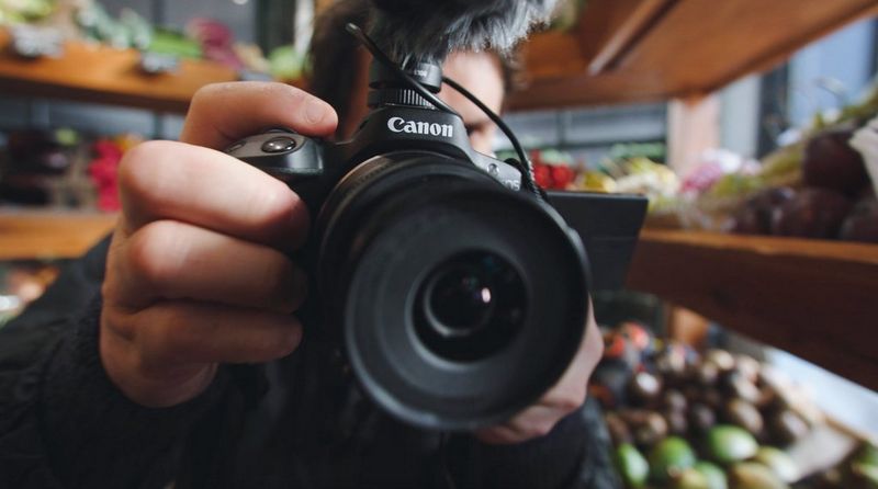 I creatori di talento mettono alla prova Canon EOS R50