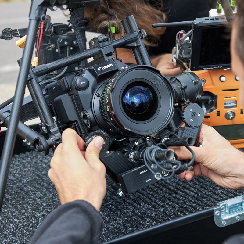 Камера Canon EOS C500 Mark II, прикрепленная к дрону.