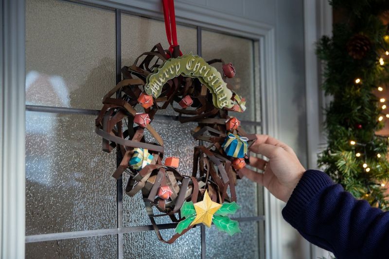 Bastele einen festlichen Türkranz aus Papier