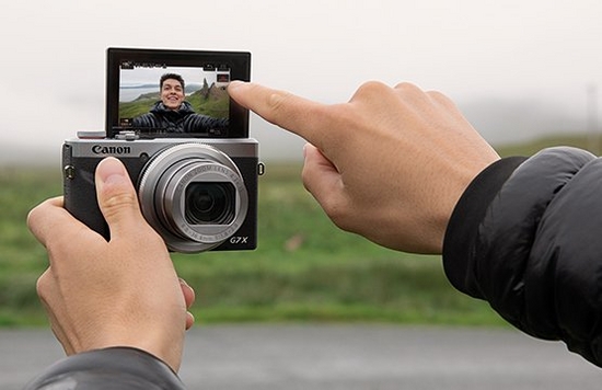 YouTube star and vlogger Mike Gray presses the Record button on the Canon PowerShot G7 X Mark III's touchscreen.