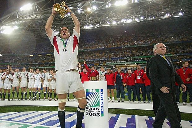 Martin Johnson raises the trophy after England wins the 2003 Rugby World Cup. © Dave Rogers / Getty Images